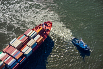 Containerschiff Montreal Express der Hapag Lloyd auf der Süderelbe