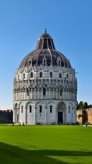 Obraz premium The famous architecture in Pisa city. Piazza del Duomo, Battistero di San Giovanni, Leaning Tower, Cattedrale di Pisa