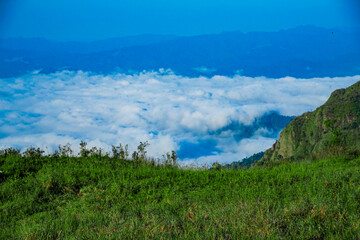 Obraz premium Breathtaking view of clouds over mountains scenic landscape photography nature's splendor outdoor adventure wide angle serenity