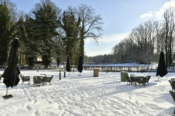 L'aire de pique-nique sous la neige au domaine de l'abbaye du Rouge-Cloître à Auderghem 