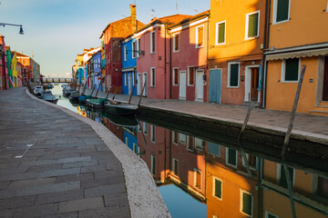 Burano di notte. Canali, strade, e case colorate vicino a Venezia.