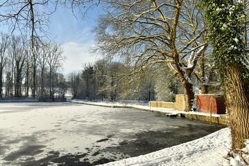 L'&eacute;tang des P&ecirc;cheurs pris par les glaces et le prieur&eacute; de l'abbaye du Rouge-Clo&icirc;tre &agrave; Auderghem ( Bruxelles) 