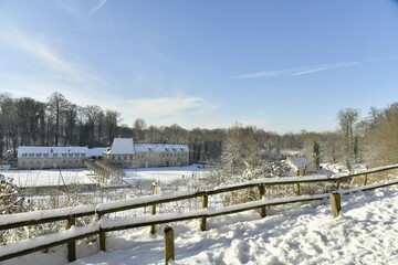 Les bâtiments historiques de l'abbaye du Rouge-Cloître sous la neige à Auderghem 