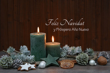 Tarjeta de felicitación navideña: arreglo con velas verdes, estrellas de canela y ramas de pino....