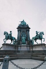 Obraz premium statue in city landscape