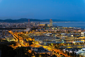 Blick auf den alten Hafen und die Stadt Barcelona bei Nacht, Barcelona, Spanien