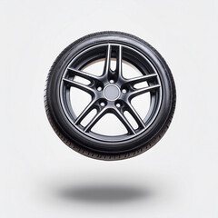 Obraz premium Roda de automóvel, carro, com aro prateado, isolado em fundo branco flutuando no ar. 