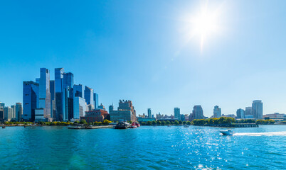 Obraz premium Manhattan skyline seen from Hudson River under a shining sun.