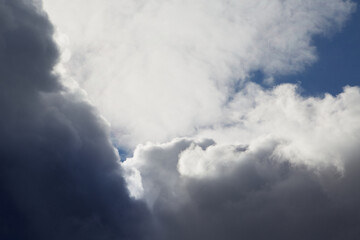 Obraz premium Large cumulus clouds in the sky close-up, sky before the rain.
