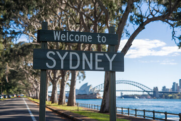 Obraz premium A Photo of a Wooden Road Sign Saying 