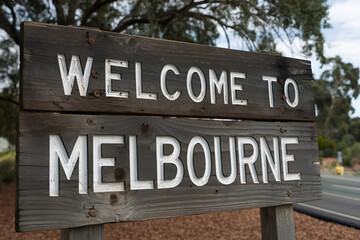 Obraz premium A Photo of a Wooden Road Sign Saying 