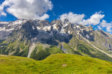Obraz premium Val Ferret, located on the Tour du Mont Blanc in Italy, a picturesque mountain landscape. Ideal for photography, it features alpine peaks, lush valleys, and scenic trails in Courmayeur, Italy