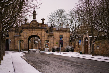Paulustor und Pauluspromenade an einem bewoelkten Wintertag. Fulda, Deutschland 25. Dezember 2021 der erste Weihnachtstag nach der Zeit der Corona-Pandemie High quality photo
