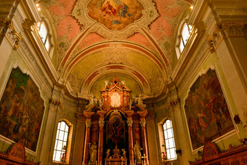 Fototapeta premium Innenansicht der Basilika der Heiligen Philippus und Jakobus in Cortina d’Ampezzo (Venetien, Italien)