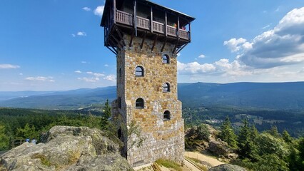 Wieża widokowa na szczycie górskim w Karkonoszach © tomo81