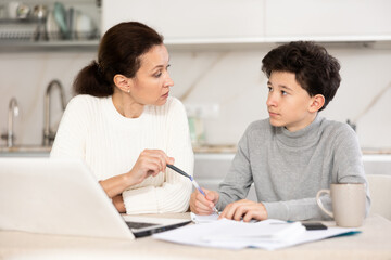 Obraz premium Female tutor giving private lesson to teenager at home