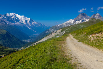 Obraz premium Mont Blanc snow summit, the highest peak in Europe, located in the Alps. A stunning landscape featuring snow-covered peaks, rugged terrain, and vast skies, showcasing the majestic beauty of Alps