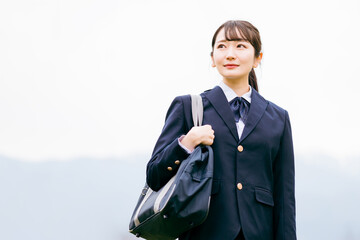 通学・登校・下校する高校生・女子高生・女子高校生
