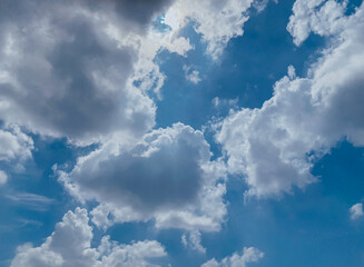 Obraz premium Beautiful cloud and sky background for wallpaper and presentation slide.