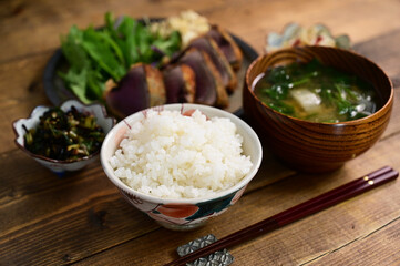 一汁三菜 カツオのタタキフライ、もやしの和え物、大根の葉の炒め物