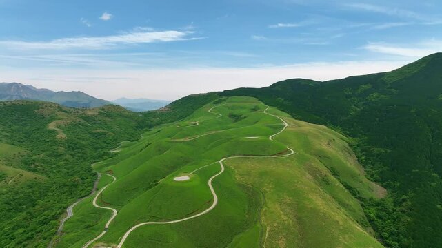 丘、空撮、風景、景色、草原、自然、新緑、グリーン、環境、丘陵、山地、道路、青空、ドローン、俯瞰、ハイアングル、展望、パノラマ、地平線、景観、飛行、大自然、絶景、繁栄、開発、エコロジー、SDGs、サステナブル、サステナビリティ、エコシステム、地球環境、環境保護、気候変動、持続可能な開発目標、グリーントランスフォーメーション、GX、ESG投資、CSR、TCFD、エシカル、脱炭素社会、カーボンニュートラ
