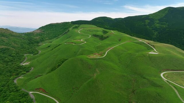 丘、空撮、風景、景色、草原、自然、新緑、グリーン、環境、丘陵、山地、道路、青空、ドローン、俯瞰、ハイアングル、展望、パノラマ、地平線、景観、飛行、大自然、絶景、繁栄、開発、エコロジー、SDGs、サステナブル、サステナビリティ、エコシステム、地球環境、環境保護、気候変動、持続可能な開発目標、グリーントランスフォーメーション、GX、ESG投資、CSR、TCFD、エシカル、脱炭素社会、カーボンニュートラ