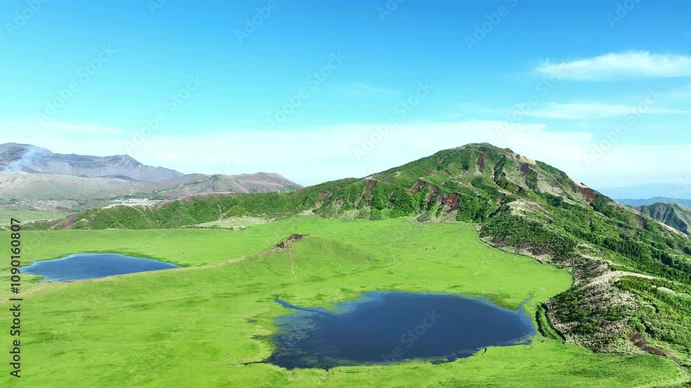 Aufkleber 空撮、牧場、風景、景色、草原、盆地、自然、環境、阿蘇、草千里ヶ浜、草千里、ドローン、俯瞰、観光、観光地、旅行、熊本、名所、山林、牧草地、池、迫力、大自然、道路、青空、地平線、パノラマ、展望、ハイアングル、鳥瞰図、上から見た、見下ろす、景観、新緑、グリーン、エコロジー、エコシステム、SDGs、サステナビリティ、眺望、高原、くじゅう国立公園、阿蘇山、丘陵、観光客、晴れ、屋外、放牧、野原、春