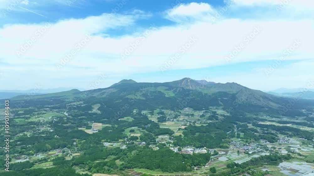 Poster 田園、空撮、水田、景色、田舎、風景、田畑、田んぼ、ドローン、農業、農家、農地、俯瞰、自然、環境、展望、パノラマ、ハイアングル、鳥瞰図、上から見た、見下ろす、地平線、景観、新緑、グリーン、エコロジー、森林、盆地、高原、朝、朝日、絶景、迫力、都市、社会、住宅、街、日本、稲作、青空、晴れ、旅行、飛行、町並み、地方、行政、春、サステナビリティ、SDGs、持続可能な開発目標