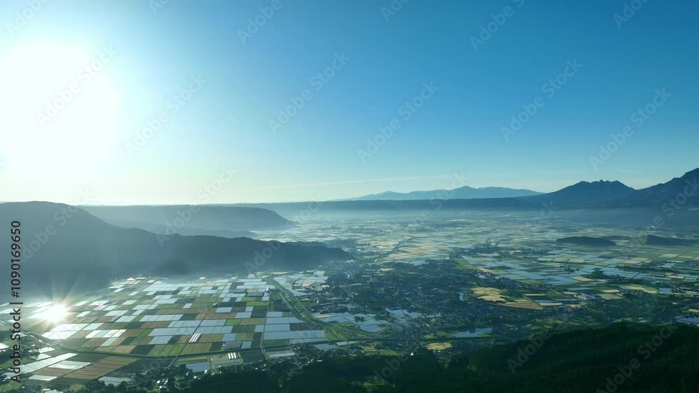 Aufkleber 田園、空撮、水田、景色、田舎、風景、田畑、田んぼ、ドローン、農業、農家、農地、俯瞰、自然、環境、展望、パノラマ、ハイアングル、鳥瞰図、上から見た、見下ろす、地平線、景観、新緑、グリーン、エコロジー、森林、盆地、高原、朝、朝日、絶景、迫力、都市、社会、住宅、街、日本、稲作、青空、晴れ、旅行、飛行、町並み、地方、行政、春、サステナビリティ、SDGs、持続可能な開発目標