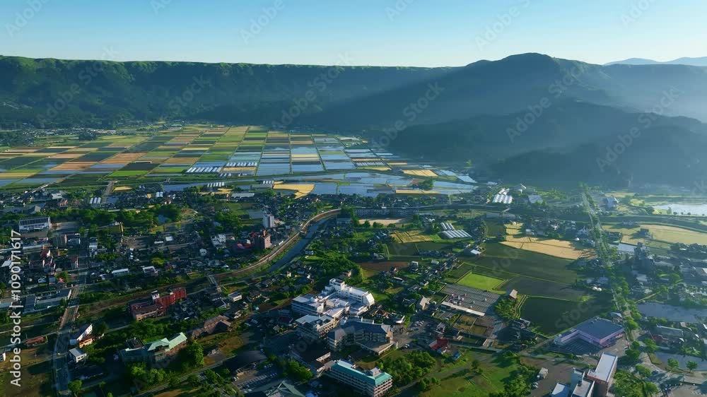 Aufkleber 田園、空撮、水田、田んぼ、風景、景色、田舎、農業、絶景、ドローン、山間部、農家、農地、パノラマ、展望、地平線、山林、盆地、平野、裾野、太陽、日の出、朝、明るい、爽やか、環境、自然、農耕、俯瞰、ハイアングル、鳥瞰図、上から見た、見下ろす、景観、SDGs、サステナビリティ、サステナブル、日本、青空、稲作、晴れ、コピースペース、観光、旅行、農村、飛行、森林、青田、高原、収穫