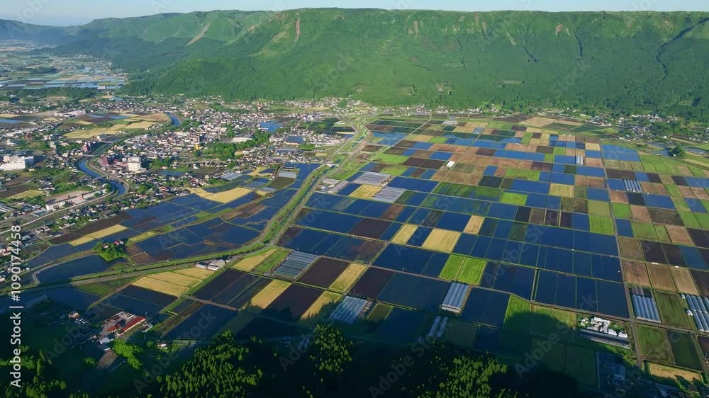 Aufkleber 田園、水田、空撮、風景、景色、田畑、農地、ドローン、俯瞰、農業、農家、環境、自然、農耕、稲作、ハウス、灌漑、耕作地、開墾、平野、盆地、都市、街、社会、一次産業、反射、ハイアングル、展望、パノラマ、鳥瞰図、上から見た、見下ろす、地平線、景観、畦道、農道、住宅、SDGs、サステナビリティ、グリーン、サステナブル、用水路、農村、水張り、湛水、転作、作付け、水稲、交付金、飛行