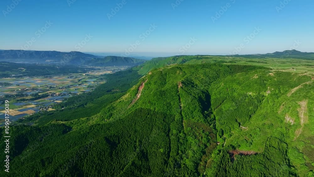 Poster 空撮、景色、風景、大地、自然、環境、ドローン、壮大、絶景、森林、山林、丘、丘陵地帯、高地、高原、崖、山野、裾野、青空、新緑、グリーン、エコロジー、エコシステム、地球環境、環境保護、気候変動、サステナブル、SDGs、持続可能な開発目標、サステナビリティ、俯瞰、ハイアングル、展望、パノラマ、見下ろす、地平線、景観、冒険、迫力、山岳、日本、観光、旅行、ダイナミック、都市、街、農村、山嶺、丘陵、鳥瞰図