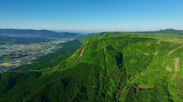 空撮、景色、風景、大地、自然、環境、ドローン、壮大、絶景、森林、山林、丘、丘陵地帯、高地、高原、崖、山野、裾野、青空、新緑、グリーン、エコロジー、エコシステム、地球環境、環境保護、気候変動、サステナブル、SDGs、持続可能な開発目標、サステナビリティ、俯瞰、ハイアングル、展望、パノラマ、見下ろす、地平線、景観、冒険、迫力、山岳、日本、観光、旅行、ダイナミック、都市、街、農村、山嶺、丘陵、鳥瞰図