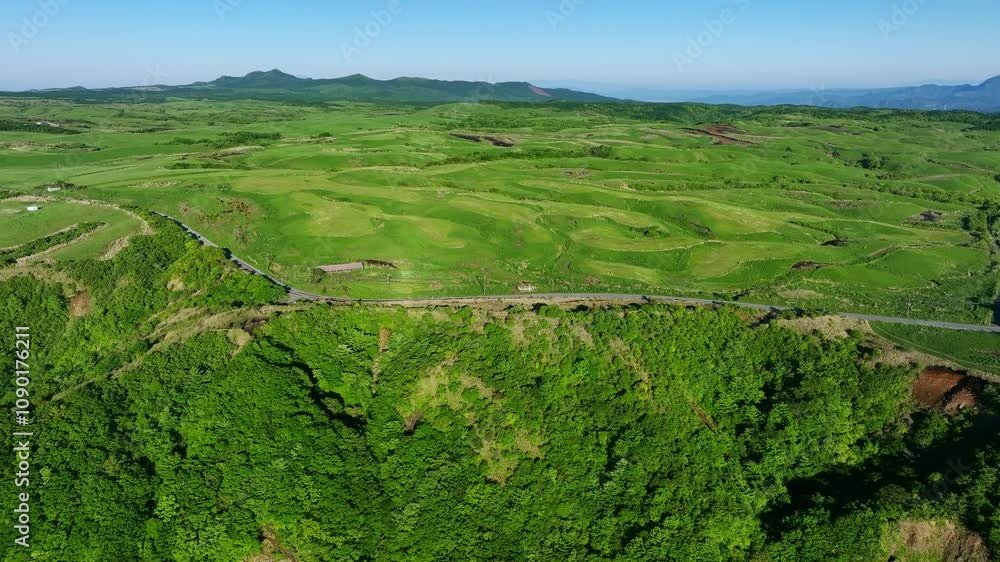 Poster 空撮、牧場、景色、風景、高原、大地、自然、環境、大自然、ドローン、牧草地、畜産、放牧、牛、馬、家畜、山岳、新緑、春、道路、ドライブ、観光、旅行、青空、パノラマ、展望、眺望、絶景、俯瞰、ハイアングル、鳥瞰図、上から見た、見下ろす、地平線、景観、迫力、酪農、丘陵、山地、アウトドア、レジャー、自動車、草原、のどか、尾根、グリーン、鮮やか、屋外、日本、晴れ
