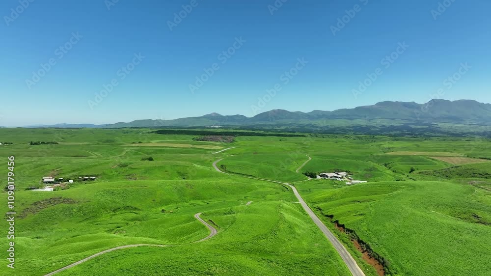 Poster 空撮、風景、景色、道路、牧場、高原、自然、環境、俯瞰、絶景、ドローン、大地、大自然、草原、丘陵、新緑、グリーン、エコロジー、エコシステム、地球環境、環境保護、気候変動、サステナブル、SDGs、持続可能な開発目標、サステナビリティ、ESG投資、CSR、高地、山地、ハイアングル、展望、パノラマ、鳥瞰図、上から見た、見下ろす、地平線、景観、迫力、遠景、pov、谷間、台地、牧草地、春、夏、日本、旅行、観光