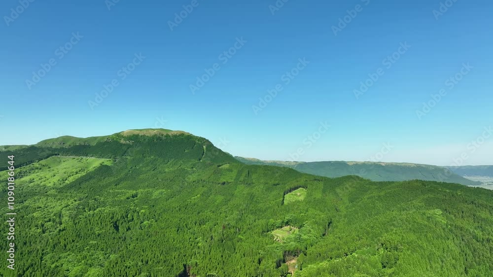Poster 森林、空撮、山岳、風景、景色、山林、自然、環境、エコロジー、ドローン、グリーン、SDGs、サステナビリティ、青空、大地、丘陵、地平線、俯瞰、ハイアングル、展望、パノラマ、鳥瞰図、上から見た、見下ろす、景観、迫力、新緑、エコシステム、地球環境、環境保護、気候変動、サステナブル、持続可能な開発目標、林業、植林、緑化、台地、飛行、植物、晴れ、山嶺、尾根、登山、日本、地方、地球、観光、旅行、屋外、アウトド
