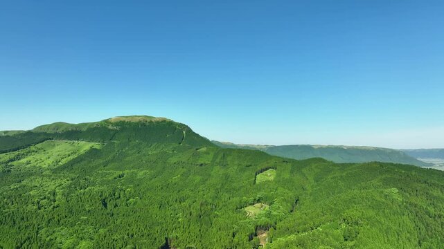 森林、空撮、山岳、風景、景色、山林、自然、環境、エコロジー、ドローン、グリーン、SDGs、サステナビリティ、青空、大地、丘陵、地平線、俯瞰、ハイアングル、展望、パノラマ、鳥瞰図、上から見た、見下ろす、景観、迫力、新緑、エコシステム、地球環境、環境保護、気候変動、サステナブル、持続可能な開発目標、林業、植林、緑化、台地、飛行、植物、晴れ、山嶺、尾根、登山、日本、地方、地球、観光、旅行、屋外、アウトド