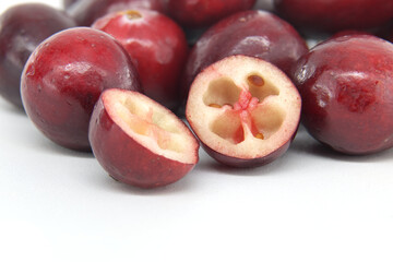 Obraz premium Fresh Vibrant Cranberries Displayed Against a White Background