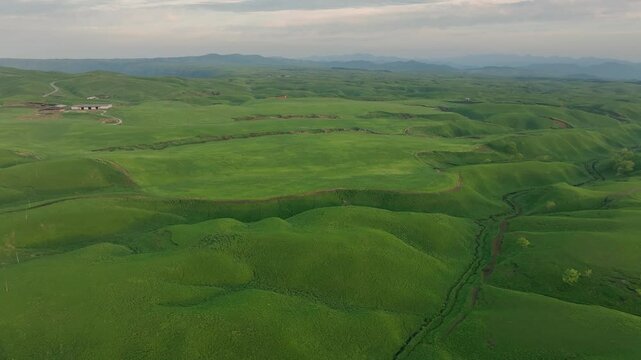 空撮、風景、景色、自然、環境、大地、ドローン、高原、パノラマ、壮大、ファンタジー、幻想的、ダイナミック、平原、草原、崖、丘陵地帯、俯瞰、ハイアングル、展望、鳥瞰図、上から見た、見下ろす、景観、迫力、絶景、新緑、グリーン、エコロジー、エコシステム、地球環境、環境保護、気候変動、サステナブル、SDGs、持続可能な開発目標、サステナビリティ、森林、遠近感、冒険、青空、植物、日本、屋外、朝、夜明け、地球、