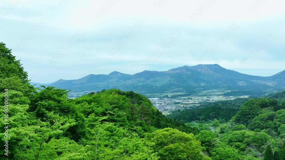 Aufkleber 空撮、風景、景色、田舎、森林、山林、ドローン、都市、社会、環境、自然、展望、絶景、新緑、大地、グリーン、エコロジー、エコシステム、地球環境、環境保護、気候変動、サステナブル、SDGs、持続可能な開発目標、サステナビリティ、俯瞰、ハイアングル、パノラマ、鳥瞰図、上から見た、見下ろす、地平線、景観、迫力、ダイナミック、山中、盆地、農村、山間部、樹海、原生林、日本、観光、旅行、コピースペース、空、壮大、