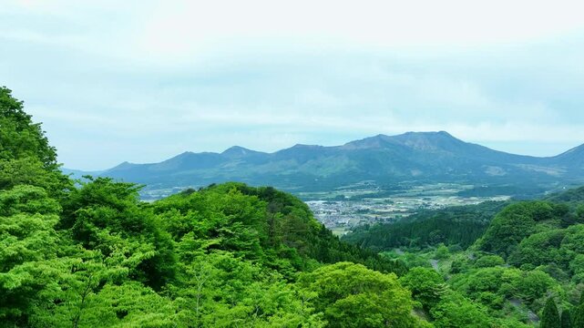 空撮、風景、景色、田舎、森林、山林、ドローン、都市、社会、環境、自然、展望、絶景、新緑、大地、グリーン、エコロジー、エコシステム、地球環境、環境保護、気候変動、サステナブル、SDGs、持続可能な開発目標、サステナビリティ、俯瞰、ハイアングル、パノラマ、鳥瞰図、上から見た、見下ろす、地平線、景観、迫力、ダイナミック、山中、盆地、農村、山間部、樹海、原生林、日本、観光、旅行、コピースペース、空、壮大、