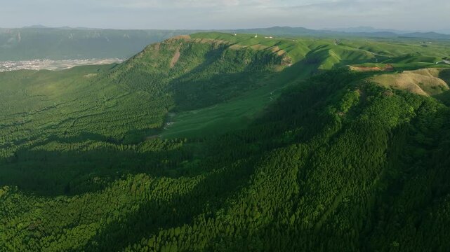 空撮、山岳、風景、景色、森林、高原、尾根、山嶺、ドローン、自然、環境、登山、頂上、頂点、高地、青空、地平線、俯瞰、ハイアングル、展望、パノラマ、鳥瞰図、上から見た、見下ろす、景観、迫力、絶景、ダイナミック、新緑、大地、グリーン、エコロジー、エコシステム、地球環境、環境保護、気候変動、サステナブル、SDGs、持続可能な開発目標、サステナビリティ、山林、山地、トレイルランニング、探検、植物、朝、トレイ