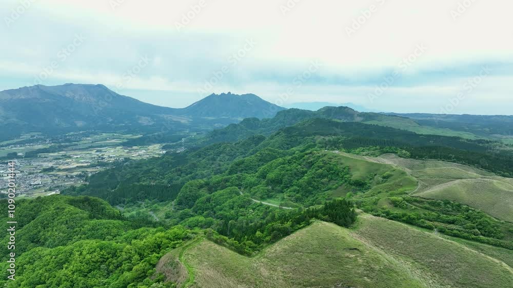 Aufkleber 空撮、風景、景色、田舎、森林、山林、ドローン、都市、社会、環境、自然、展望、絶景、新緑、大地、グリーン、エコロジー、エコシステム、地球環境、環境保護、気候変動、サステナブル、SDGs、持続可能な開発目標、サステナビリティ、俯瞰、ハイアングル、パノラマ、鳥瞰図、上から見た、見下ろす、地平線、景観、迫力、ダイナミック、山中、盆地、農村、山間部、樹海、原生林、日本、観光、旅行、コピースペース、空、壮大、