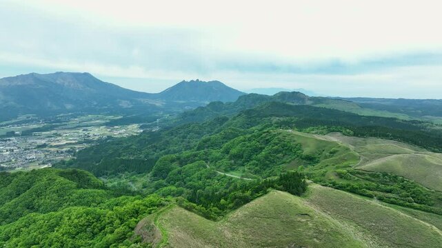 空撮、風景、景色、田舎、森林、山林、ドローン、都市、社会、環境、自然、展望、絶景、新緑、大地、グリーン、エコロジー、エコシステム、地球環境、環境保護、気候変動、サステナブル、SDGs、持続可能な開発目標、サステナビリティ、俯瞰、ハイアングル、パノラマ、鳥瞰図、上から見た、見下ろす、地平線、景観、迫力、ダイナミック、山中、盆地、農村、山間部、樹海、原生林、日本、観光、旅行、コピースペース、空、壮大、