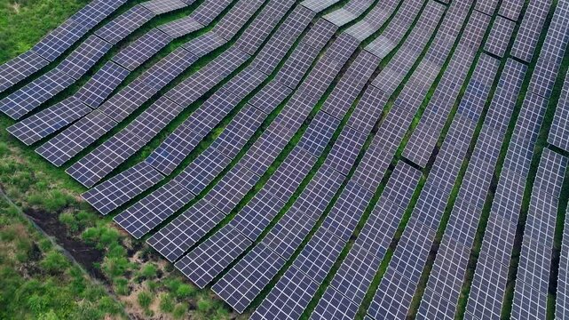 空撮、風景、二酸化炭素、メガソーラー、太陽光発電、ソーラーパネル、環境、エコロジー、脱炭素社会、GX、SX、サステナビリティ、SDGs、グリーン、エコシステム、地球環境、環境保護、気候変動、サステナブル、持続可能な開発目標、グリーントランスフォーメーション、ESG投資、CSR、TCFD、俯瞰、ドローン、ハイアングル、環境問題、社会、自然、クリーン、レジリエンス、再生可能エネルギー、再エネ、サステナ