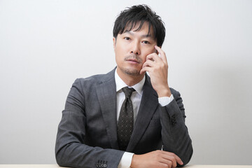 スーツ姿のビジネスマン