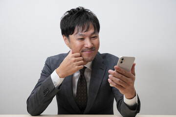 スーツ姿のビジネスマン