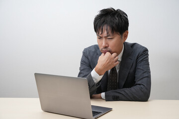 スーツ姿のビジネスマン