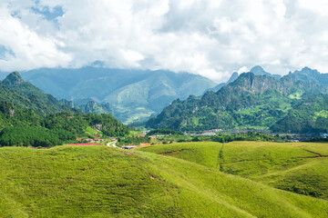 Obraz premium Beautiful green mountains in Xaysomboun Province, Mountain Phou Hua Lon, LAOS It is a tourist destination with the best weather.
