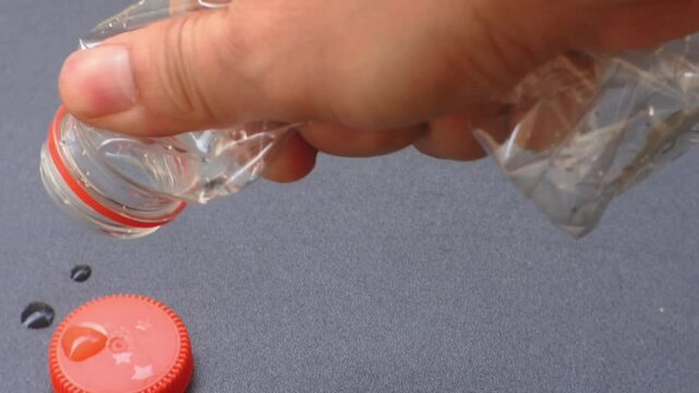 botol air ramah lingkungan yang diperas dengan tangan. botol air ramah lingkungan dan mudah dihancurkan